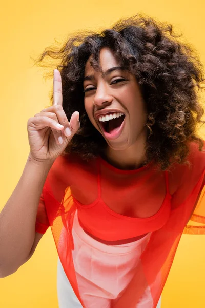 Astonished African American Woman Looking Camera Showing Idea Sign Isolated — Stock Photo, Image