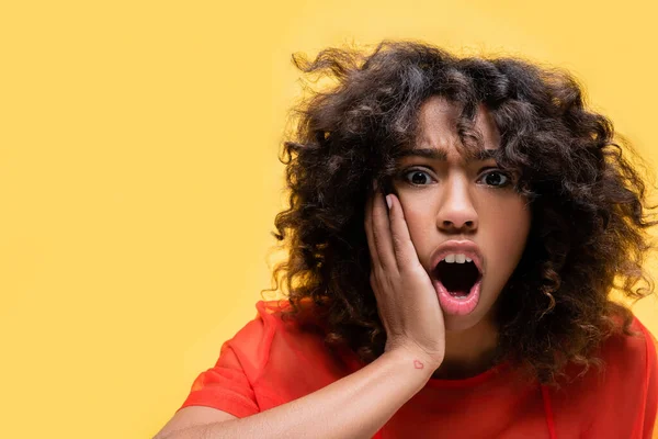 Mujer Afroamericana Conmocionada Con Boca Abierta Tocando Cara Aislada Amarillo — Foto de Stock