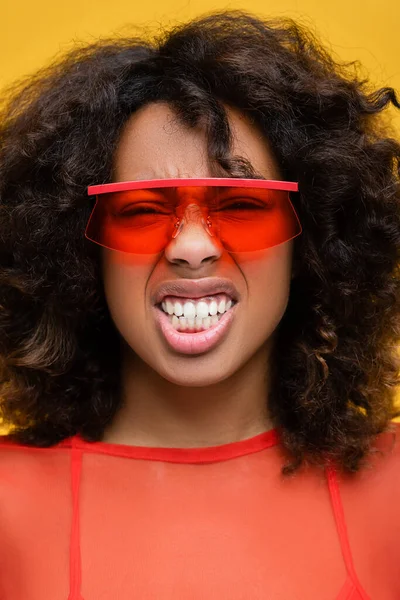 Göndör Afro Amerikai Piros Napszemüveg Grimaszoló Kamera Elszigetelt Sárga — Stock Fotó