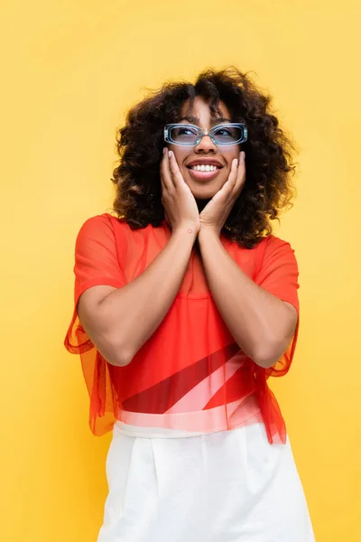 Mulher Afro Americana Roupas Moda Óculos Sol Tocando Rosto Olhando — Fotografia de Stock