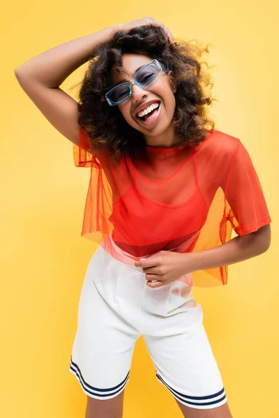 Mujer Afroamericana Excitada Pantalones Cortos Blancos Gafas Sol Púrpura Riendo — Foto de Stock