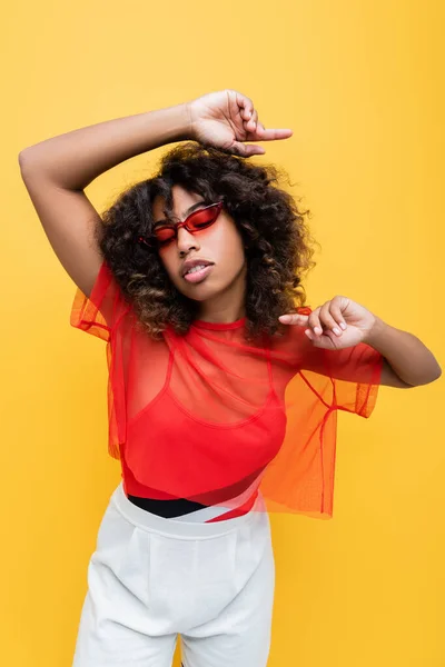 African American Woman Trendy Top Sunglasses Pointing Fingers While Posing — Stock Photo, Image