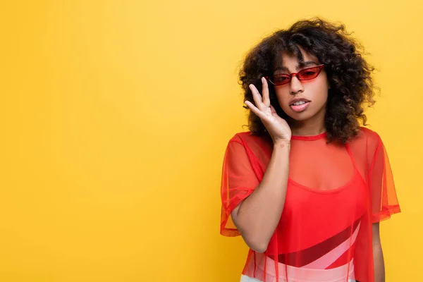 Trendige Afroamerikanerin Mit Rotem Top Und Sonnenbrille Gelb — Stockfoto
