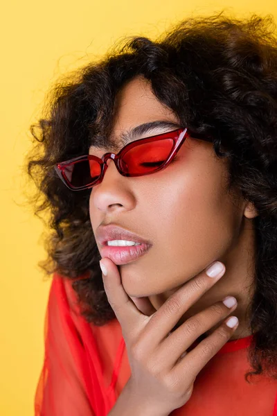 Portrait Pretty African African American Woman Red Sunglasses Touching Lip — Stock Photo, Image