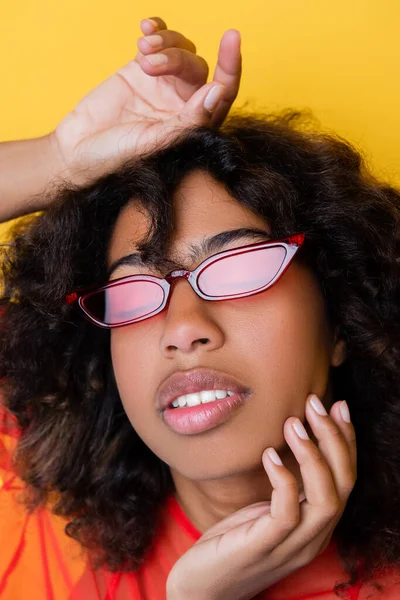 Portré Göndör Afro Amerikai Divatos Napszemüveg Megható Arc Elszigetelt Sárga — Stock Fotó