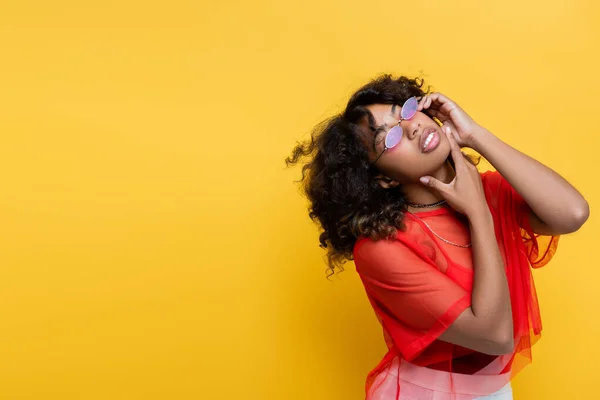 Африканська Американка Модних Літніх Костюмах Сонцезахисних Окулярах Торкається Обличчя Ізольоване — стокове фото