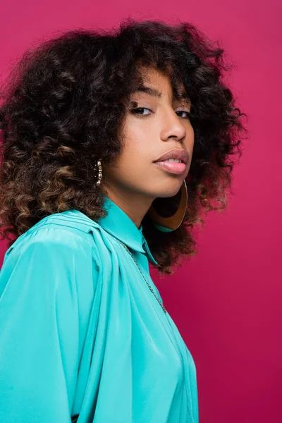 Retrato Mulher Afro Americana Encaracolada Olhando Para Câmera Isolada Rosa — Fotografia de Stock