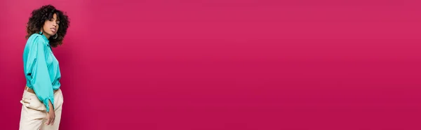 Africká Američanka Tyrkysové Blůze Kalhotách Izolovaných Růžové Banner — Stock fotografie