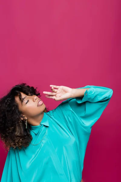 Mujer Afroamericana Blusa Azul Posando Con Mano Cerca Cara Mirando —  Fotos de Stock