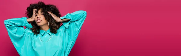 Чувственная Африканская Американка Закрытыми Глазами Трогательные Волосы Изолированные Розовый Баннер — стоковое фото