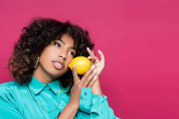 Pretty African American Woman Looking Away While Posing Whole Lemon — Stock Photo, Image