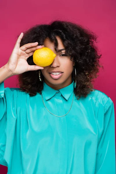 Афроамериканська Жінка Блакитній Блузці Закриває Очі Лимоном Ізольованим Рожевому — стокове фото