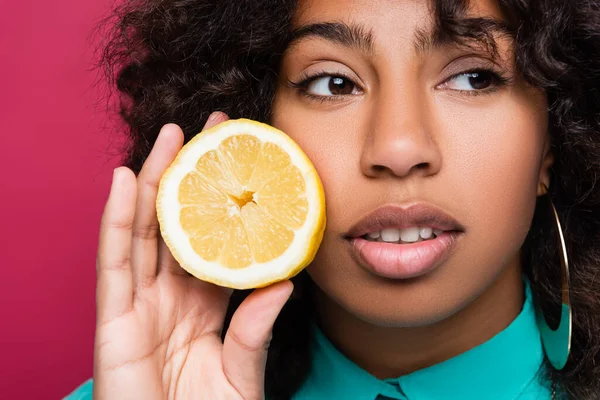 Крупным Планом Портрет Африканской Американки Половинкой Лимона Изолированной Розовом — стоковое фото