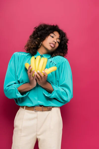 Donna Afroamericana Abiti Alla Moda Tenendo Banane Mature Isolate Rosa — Foto Stock