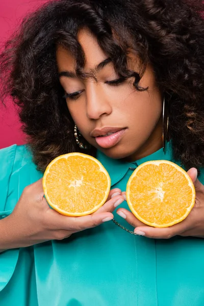Африканська Американка Позує Половинами Соковитого Апельсина Ізольована Рожевому — стокове фото
