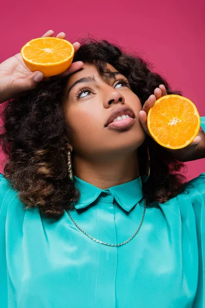 Mulher Americana Africana Elegante Com Metades Laranja Olhando Para Cima — Fotografia de Stock