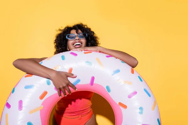 Mujer Afroamericana Emocionada Gafas Sol Moda Riendo Cerca Anillo Natación —  Fotos de Stock