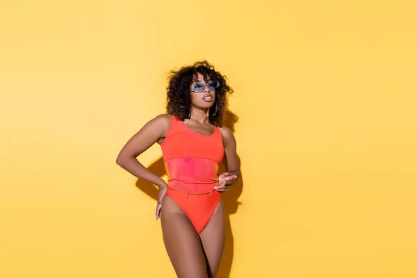 Mujer Afroamericana Gafas Sol Traje Baño Pie Con Mano Cadera — Foto de Stock