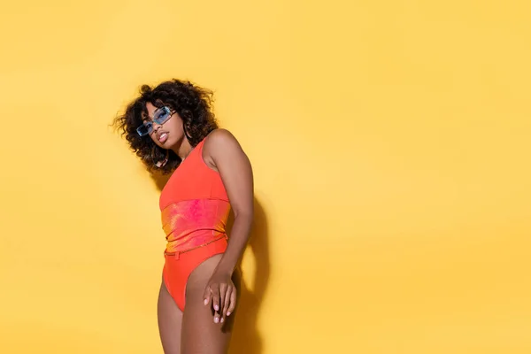 Brünette Afrikanisch Amerikanische Frau Rotem Badeanzug Und Sonnenbrille Schaut Die — Stockfoto