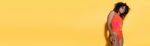 Lockige Afroamerikanerin Trendiger Sonnenbrille Und Badeanzug Auf Gelbem Hintergrund Banner — Stockfoto