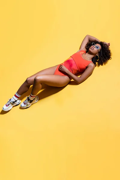 Longitud Completa Mujer Afroamericana Traje Baño Rojo Gafas Sol Zapatillas — Foto de Stock