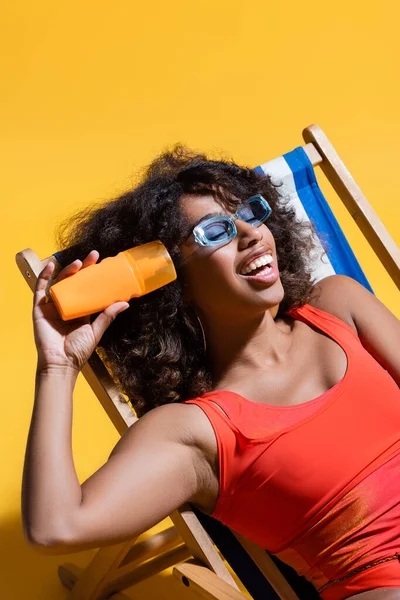 Alegre Afroamericana Mujer Gafas Sol Moda Sentado Cubierta Silla Con — Foto de Stock