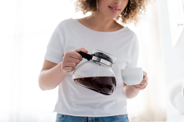 Bijgesneden Weergave Van Krullende Vrouw Wit Shirt Gieten Ochtend Koffie — Stockfoto