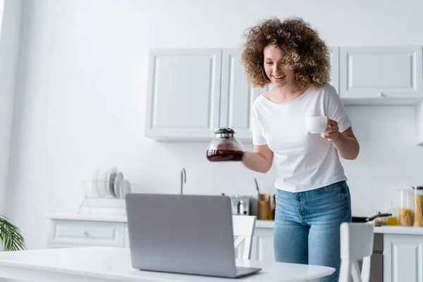 Mujer Feliz Con Taza Cafetera Mirando Portátil Cocina — Foto de Stock