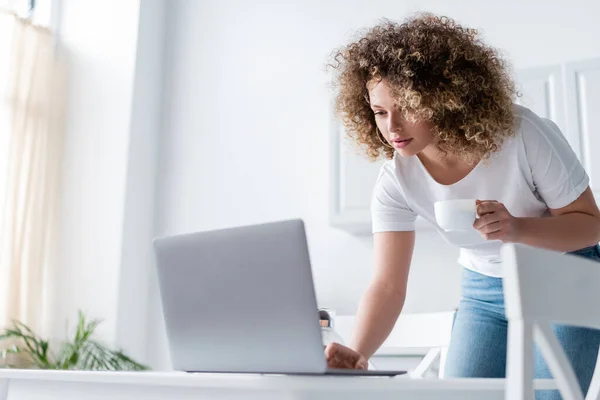 Mulher Encaracolado Com Xícara Café Usando Laptop Cozinha — Fotografia de Stock