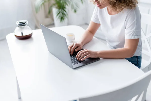 Sebagian Tampilan Perempuan Dalam Shirt Putih Mengetik Pada Laptop Dekat — Stok Foto