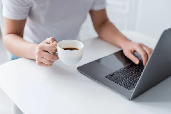 Gedeeltelijk Zicht Vrouw Met Kopje Koffie Typen Laptop Thuis — Stockfoto