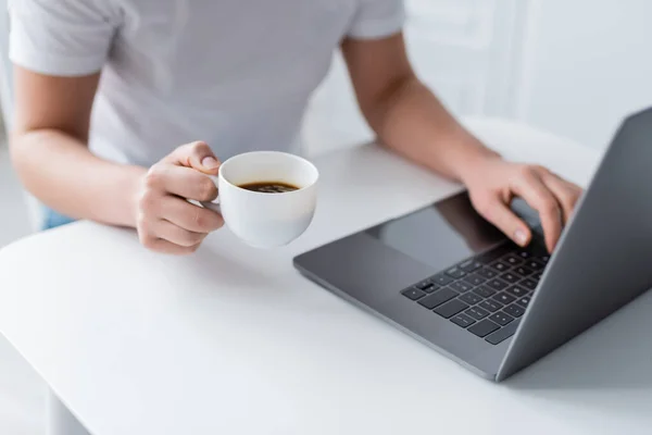 Vista Parcial Mujer Con Taza Café Escribiendo Ordenador Portátil Casa —  Fotos de Stock