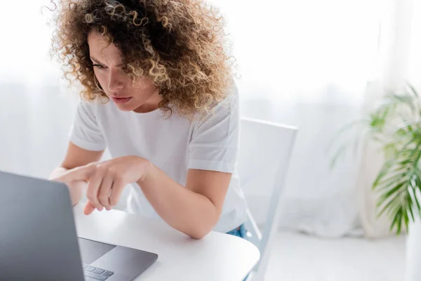 Mujer Seria Apuntando Computadora Portátil Mientras Trabaja Casa — Foto de Stock