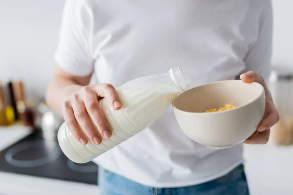 Cropped View Blurred Woman Pouring Fresh Milk Bowl Corn Flakes — Stock Photo, Image