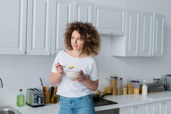 Curly Woman White Shirt Holding Bowl Spoon Corn Flakes Kitchen — Stock Photo, Image