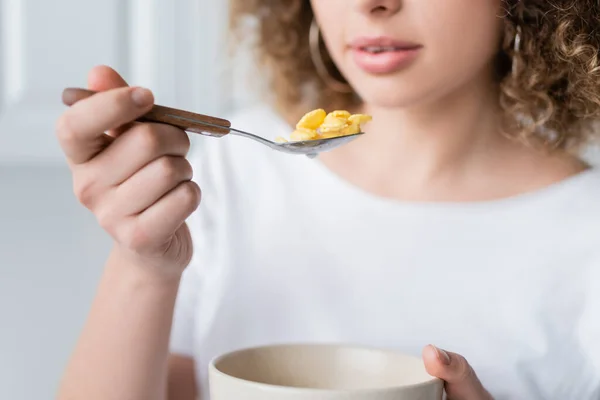 Vista Parcial Mujer Borrosa Con Tazón Cuchara Deliciosos Copos Maíz — Foto de Stock