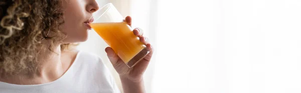 Visão Parcial Jovem Com Cabelo Ondulado Bebendo Suco Laranja Fresco — Fotografia de Stock