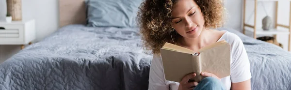 Mujer Sonriente Con Libro Ondulado Lectura Del Pelo Dormitorio Bandera —  Fotos de Stock