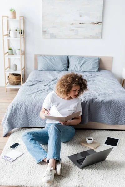 Full Längd Copywriter Arbetar Golvet Sovrum Nära Prylar Och Kaffekopp — Stockfoto