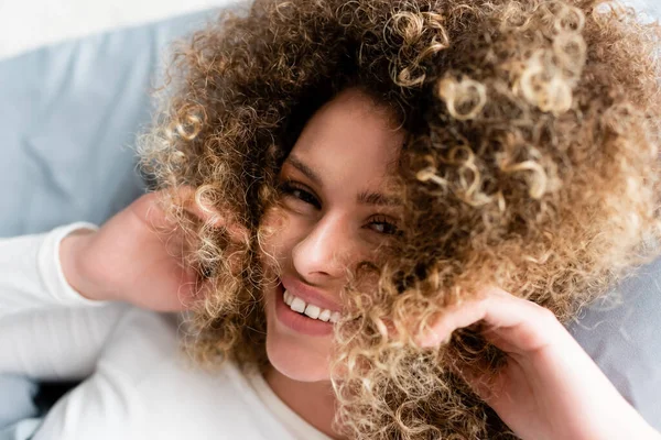 Vista Superior Mulher Alegre Com Cabelo Ondulado Perto Rosto Sorrindo — Fotografia de Stock