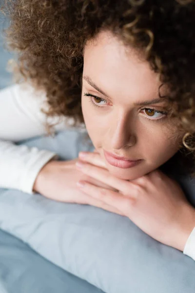 Vue Rapprochée Femme Aux Cheveux Ondulés Rêvant Maison — Photo