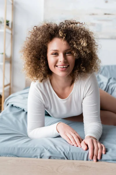 Wanita Menawan Dengan Rambut Bergelombang Tersenyum Kamera Tempat Tidur Rumah — Stok Foto