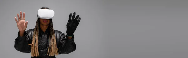 Африканська Американка Шкіряній Куртці Використанням Вузлового Шолома Ізольованого Сірому Прапорі — стокове фото
