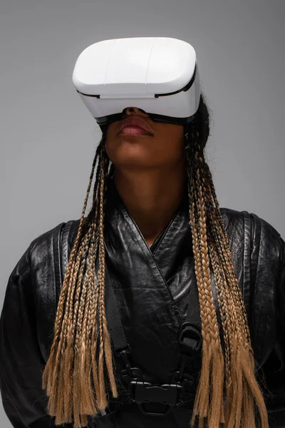 Αφρο Αμερικανίδα Γυναίκα Headset Και Δερμάτινο Μπουφάν Απομονώνονται Γκρι — Φωτογραφία Αρχείου