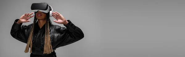 Тенді Африканська Американка Жінка Вухо Навушниках Навушники Ізольовані Сірому Банер — стокове фото