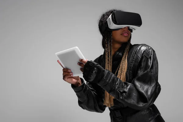 Video Kulaklıklı Afrikalı Amerikalı Kadın Elinde Dijital Tablet Tutarken Oyun — Stok fotoğraf