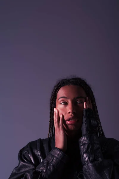 Elegante Afro Americana Tocando Rosto Isolado Roxo — Fotografia de Stock