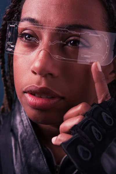 Eldiven Giymiş Koyu Mavi Gözlüklü Afro Amerikan Kadın Portresi — Stok fotoğraf