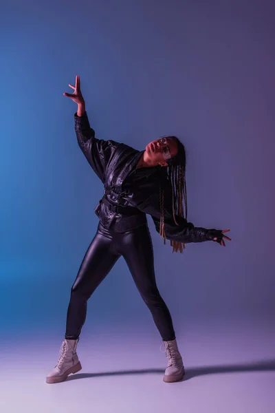 Elegante Mujer Afroamericana Gafas Inteligentes Posando Sobre Fondo Azul Púrpura — Foto de Stock