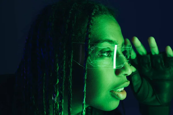 Retrato Mulher Afro Americana Segurando Óculos Inteligentes Isolados Preto — Fotografia de Stock
